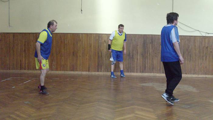 Uprostřed soustředěný Milan Ralenovský