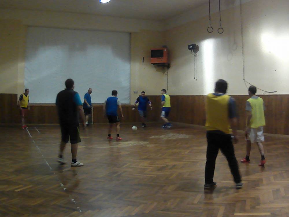 Před brankou „modrých“, k balonu nejblíž má František Richter